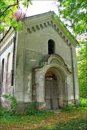 Murowana cerkiew p.w. Opieki NMP . Zbudowana w 1913 r. Wewnątrz cenna polichromia. W latach 1947-71 - magazyn. Obecnie opuszczona i zaniedbana.