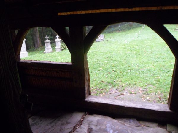 i jeszcze takie spojrzenie - po opuszczeniu cerkwi - tu pod dachem sobotów i na posadzce progu z głazów potężnych - na pomniki nagrobne - na krzyże w kamieniu o