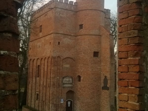 Wieża zamkowa - W dniu 9 lipca 1813 roku spotkali się w pałacu car Rosji Aleksander I, król pruski Fryderyk Wilhelm III oraz posłowie angielski i austriacki aby