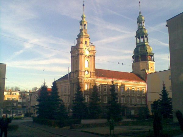 Ratusz na Rynku o poranku