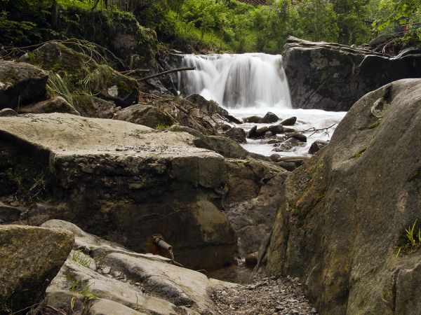 Łomnica-Zdrój.
Wodospad oraz źródło wód mineralnych - szczaw wodorowęglanowo-wapniowo-magnezowych. Pomnik przyrody.