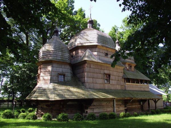 Nazwa "cerkiew" pochodzi od greckiego "kyrakion", co można by przetłumaczyć jako "pański dom" - odrestaurowana cerkiew pw. Narodzenia Przenajświętszej Bogarodzi