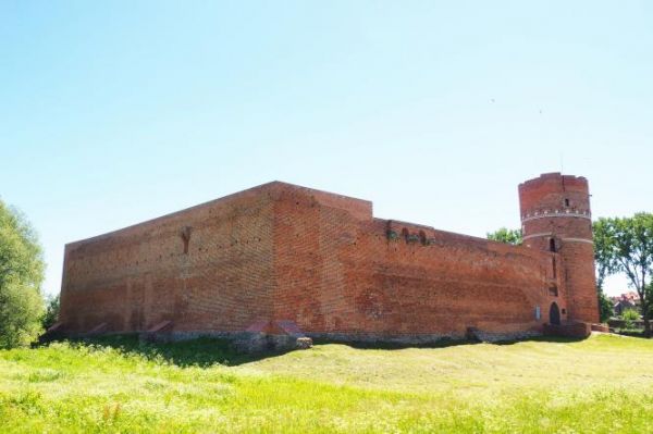 forma zamku - prostokąt o wymiarach 48 x 57 m  - z jednym budynkiem przy bramie południowej - dla załogi - dwóch wieżach od strony wjazdu i olbrzymim pustym dzi