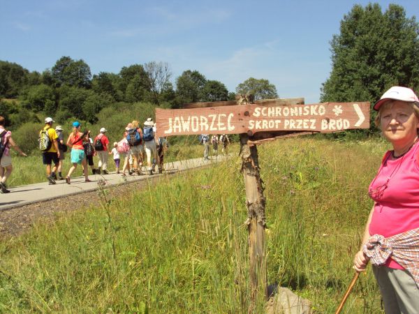 warto skorzystać /nawet z rowerem !/ - ale ostrożnie i nie wtedy, gdy koryto rzeki " mało czytelne" - kamienia dużo, progi, ostrogi, bystrza, uskoki, wyrwy...,