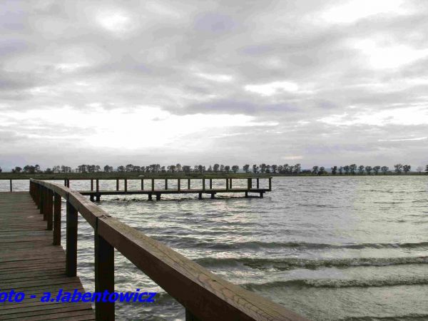 Zbiornik retencyjny, stanowi jednak również zabezpieczenie przeciwpowodziowe.  Tutaj można złowić karpia, szczupaka, okonia czy płoć.