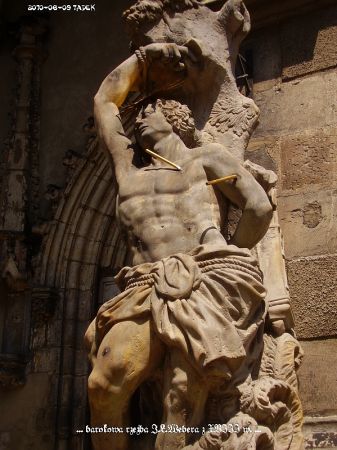 Figura barokowa (jedna z wielu) przy kość. Sanktuarium Matki Bożej