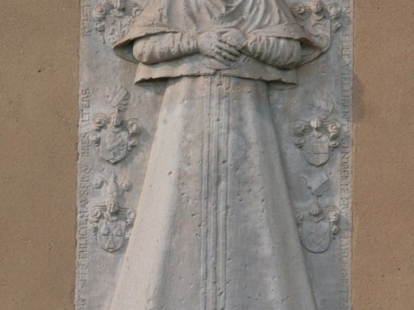 PŁYTA NAGROMNA NA ŚCIANIE KAPLICY