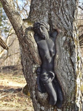 na cmentarzu w Łupkowie - na starym cmentarzu, który niegdyś niegdysiejszym mieszkańcom służył - żelazna figurka Chrystusa tworząca nierozerwalną całość z drzew