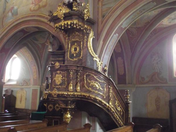 ambona - w nawie głównej po lewej, polichromia ze scenami z życia zakonu a  także Matki Boskiej i przedstawiająca męczeństwo różnych świętych, na uwagę zasługuj