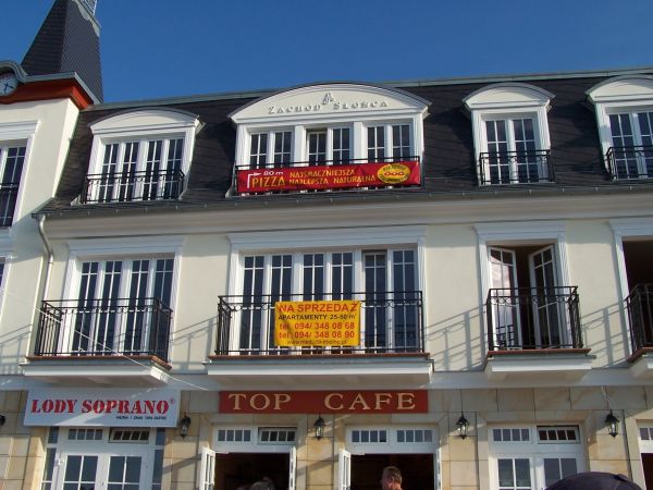 Budynek  ,,Zachód Słońca,,  przy promenadzie głównej