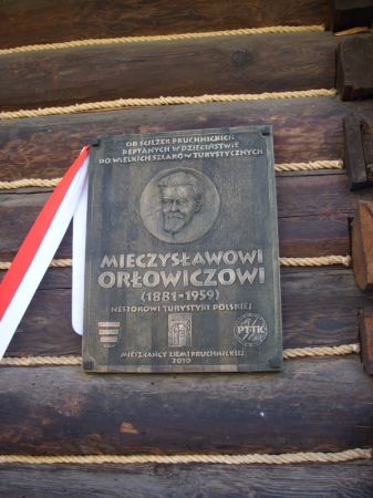 Uroczyste odsłonięcie tablicy pamiątkowej nestora turystyki polskiej Mieczysława Orłowicza. Tablica powstała z inicjatywy Stowarzyszenia Miłośników Ziemi Pruchn