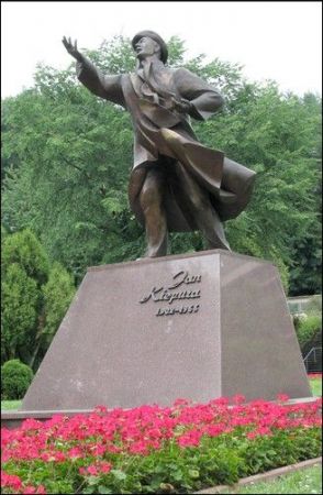 Pomnik wielkiego polskiego śpiewaka i aktora Jana Kiepury (1902 - 1966).