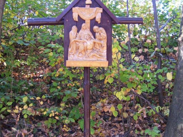Kapliczka na trasie drogi krzyżowej biegnącej przez piękny las z Gdowa do Stryszowej
