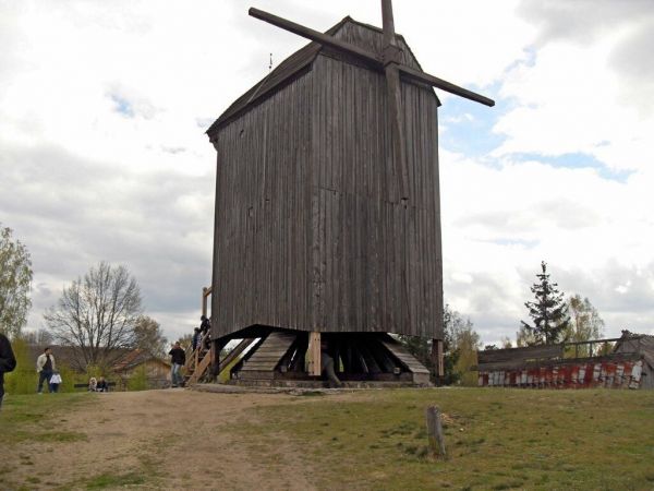 Wiatrak z Jeżewnicy "koźlak" - zbudowany w 1876r. przez majstra Ludwicha. Posiada w wyposażeniu tradycyjne urządzenia przemiałowe oraz nowsze, wprowadzone w lat