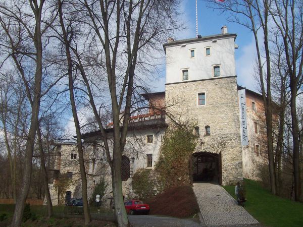 W 1352 r. Jan herbu Syrokomla kupił wzgórze Korzkiew, gdzie wybudował zamek, który pełnił funkcję obronną i mieszkalną rodu Zaklików do II połowy XV w.