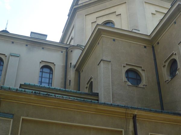 Nie  daleko  Dworca  Centralnego   w  gęstwinie  drzew  parku   dostrzegłem  kościół  p.w .Sw.Piotra  i  Pawła.