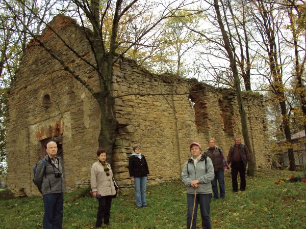 przed / obok : cerkiew  greckokatolicka  pw. Apostołów  Piotra i Pawła,  wzniesiona w 1848r. /coś o remoncie słyszeliśmy - zamiarach takich!/. Nocą na wzgórzu c
