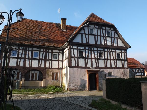 Ten przysłupowy budynek ma ponad 300 lat co widać na....