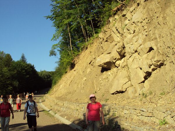 żeby drogę poprowadzić - zbocze góry kroić trzeba było, kiedyś przejazd - trudny do pokonania - był w linii brzegowej i korytem / łożyskiem rzeki - a tak to tęd