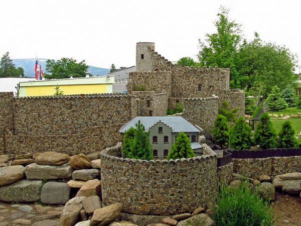 KOWARY - Park Miniatur Zabytków Dolnego Śląska - Zamek Chojnik położony na malowniczym wzgórzu Chojnik wzniesiony został w XIV wieku przez księcia Bolka II jako