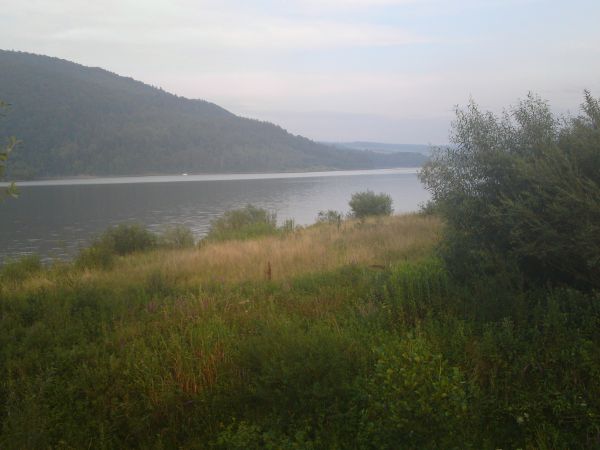 Polana nad jeziorem.