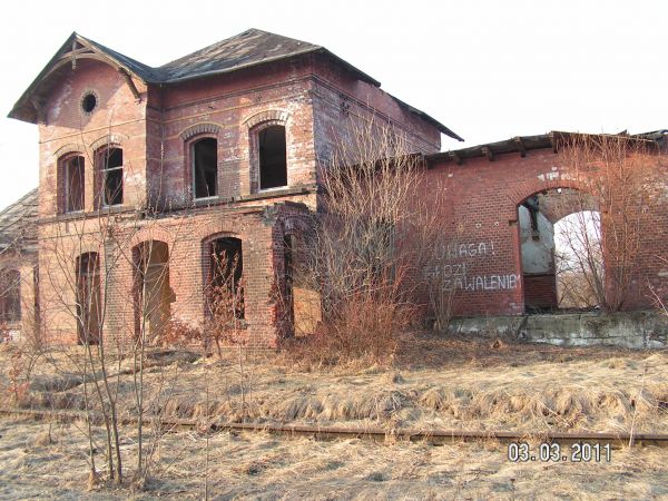 Skorzynice. Wieś.Stacja kolejowa PKP.Dalsza dewastacja.