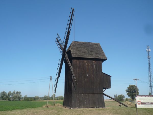 W kierunku  drogi  do  Chwaliszewa  wiatrak Koźlak  z 1795 r ,odremontowany w 2010 r .