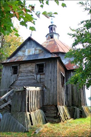 Cerkiew Pokrow Przeświętej Bogarodzicy w Miękiszu Starym. Zbudowana w latach 1803−1811. Wokół cerkwi groby rodziny Youngów.