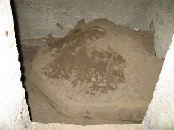 Schron nr 2 Armii "Poznań" niedaleko wsi Słupy. Widok fragmentu izby bojowej załogi schronu w trakcie prac odkrywczych.