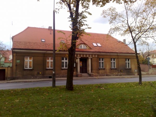 Dom mieszkalny, klasycystyczny z pocz. XIXw. na ul. Wały J.Dąbrowskiego.