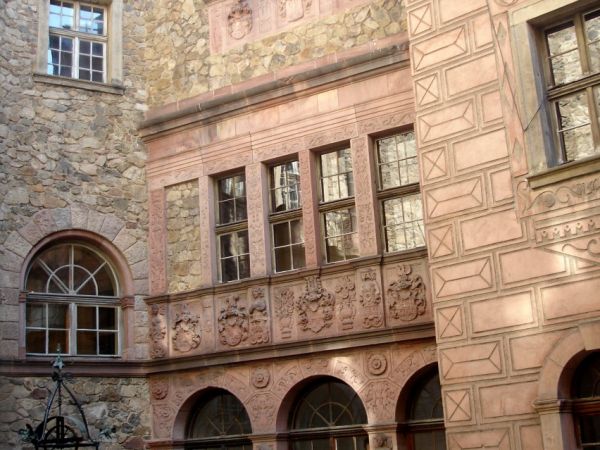 Zamek Książ - wybudowany w latach 1288-1292 przez księcia świdnicko-jaworskiego Bolka I Surowego . Od 1509 r. jako zastaw, a od 1605 r. wykupiony i wlasnosc dzi