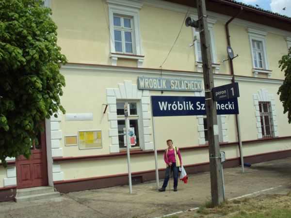 Dworzec PKP - od czasu uruchomienia linii tj. 1884r. do wybuchu II w.św. na tym budynku był szyld iż to już "Rymanów - Zdrój" by podążający tam kuracjusze mogli