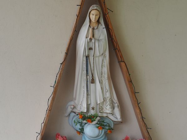 Kapliczka Maryjna - zdobiąca fasadę kościoła w Zabrodziu. W kościele tym jest Obraz Matki Boskiej z Dzieciątkiem w typie Marii Rzymskiej - kopia ikony  z Werchr