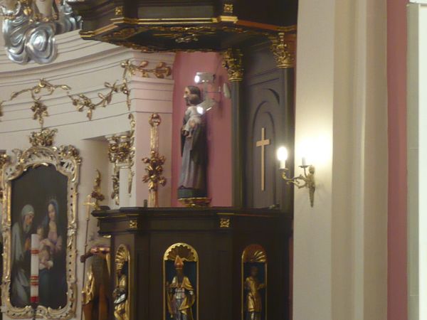 Po lewej stronie ambona.