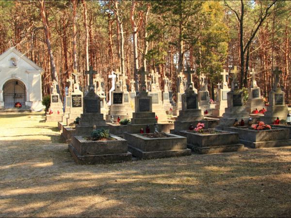 Bazylika Zwiastowania NMP w Leżajsku – wzniesiona w miejscu, gdzie według tradycji ukazała się w 1590 roku Tomaszowi Michałce Matka Boska. Sprawują nad nią opie