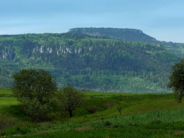 Szczyt Gór Stołowych ,czyli Szczeliniec Wielki,widoczny jest z każdej strony miasteczka Radków.