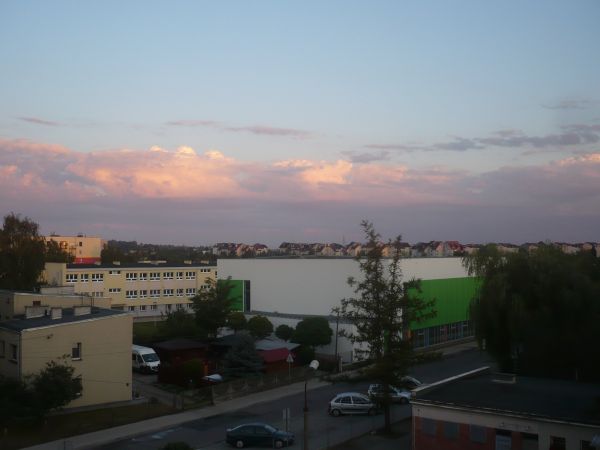 Ulica  Szkolna widok  na  szkołę  Podstawową  Nr 9  nową  Halę sportową  a  w dali  Osiedle im.  Jana  Pawła II