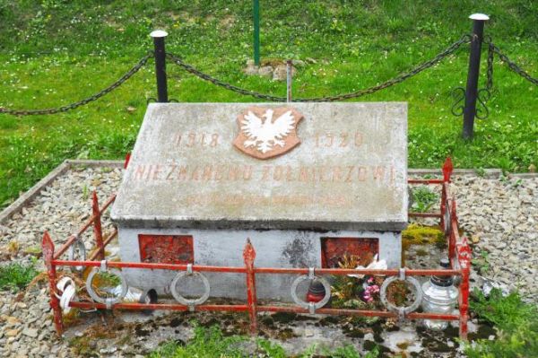 pomnik - tablica - Nieznanemu Żołnierzowi, co o niepodległość Polski walczył,  i plakieta na płycie a na niej orzeł w koronie.