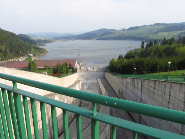 Widok z górnego pokładu tamy na jezioro Sromowieckie