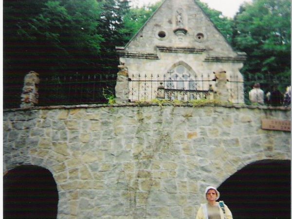 Mur oporowy z wkomponowaną sztuczną grotą z małym źródełkiem, z którego wypływa doskonała woda. Mur jest konieczny, gdyż zabezpiecza zbocze przed osuwaniem. W o