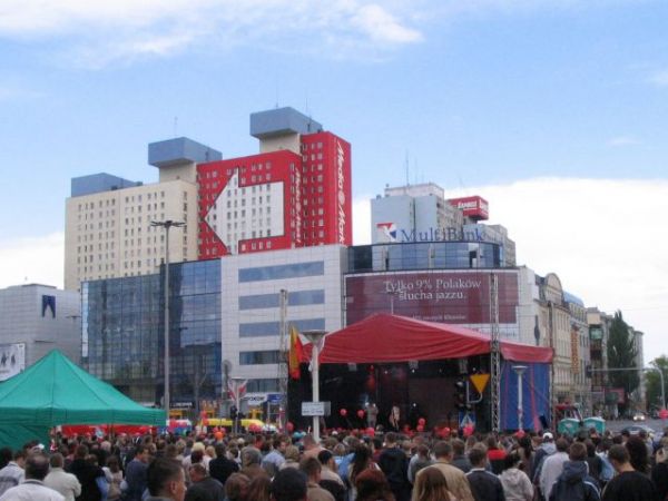 ... estrada na tle łódzkiego Manhattanu