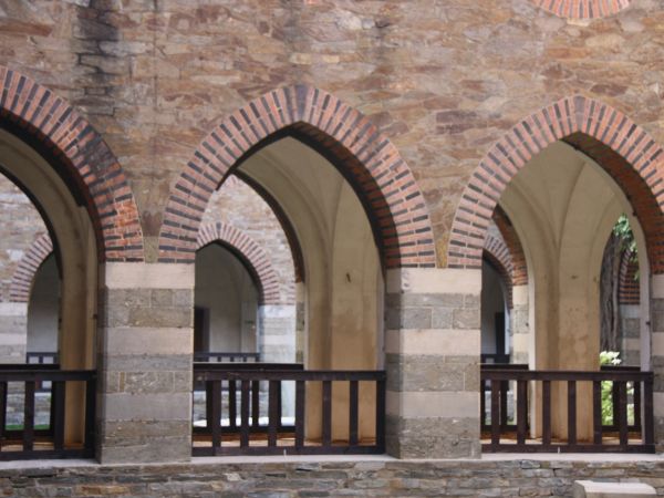 pałacowy korytarz z krużgankami arkadowymi - niegdyś oszklone, pozwalające mieć wgląd na dziedzińce po obu stronach, z ogrzewaniem podłogowym.