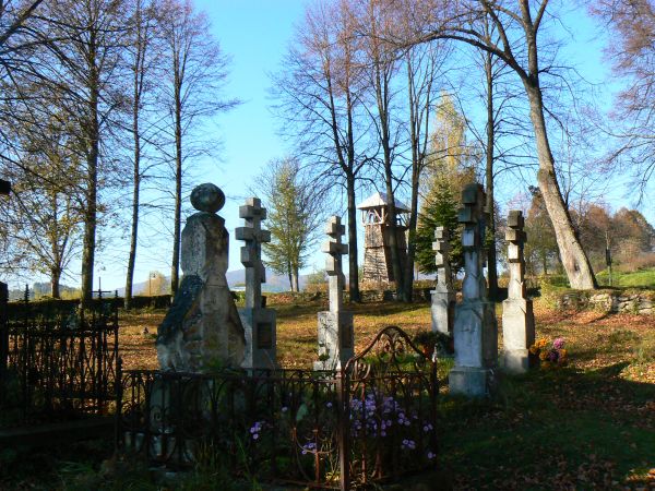 Cmentarz obok cerkwi.