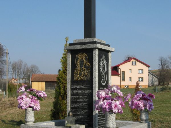 kapliczka przydrożna, współczesna, - o ubogaconej formie i wotywie.