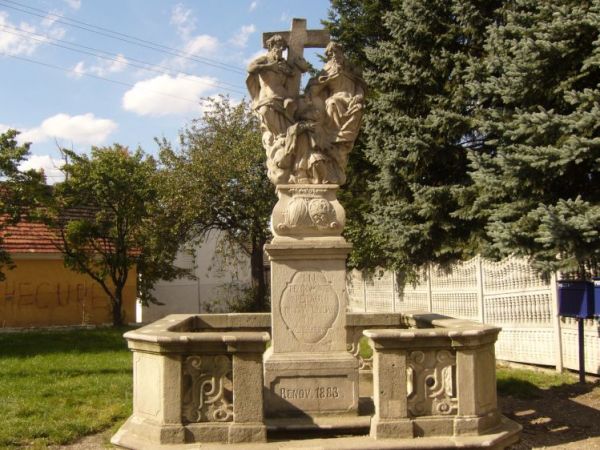 Jeden z pomników w Krosnowicach.