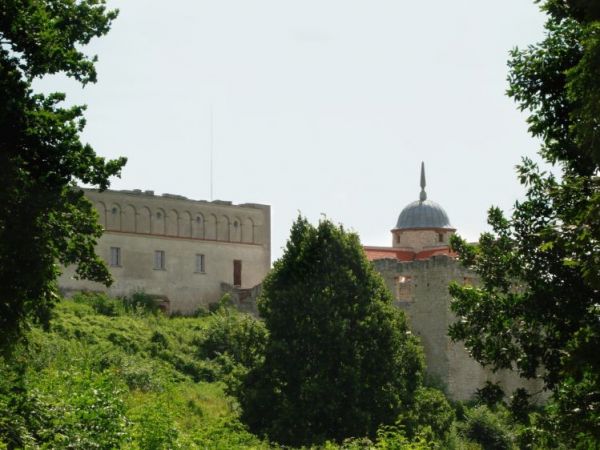 Zamek wybudowany w I poł. XVI wieku przez Mikołaja Firleja i jego syna – Piotra Firleja, pozniej w rekach Lubomirskich. W 1783 r. J.Lubomirski przegrywa z