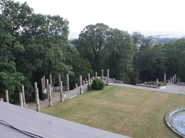 tarasowo położony park, piękny kilkudziesięciohektarowy, w stylu włoskim, przechodzący w park angielski a w nim rododendromy, azalie, stawy i fontanny -  n/z ef