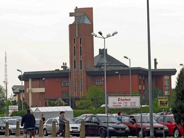 Widok na kościół z parkingu Kauflanda