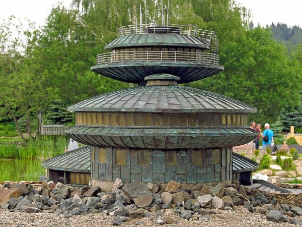 KOWARY - Park Miniatur Zabytków Dolnego Śląska - Nowy budynek obserwatorium wysokogórskiego wzniesiony został w 1974 w kształcie trzech talerzy na górze  znajdu