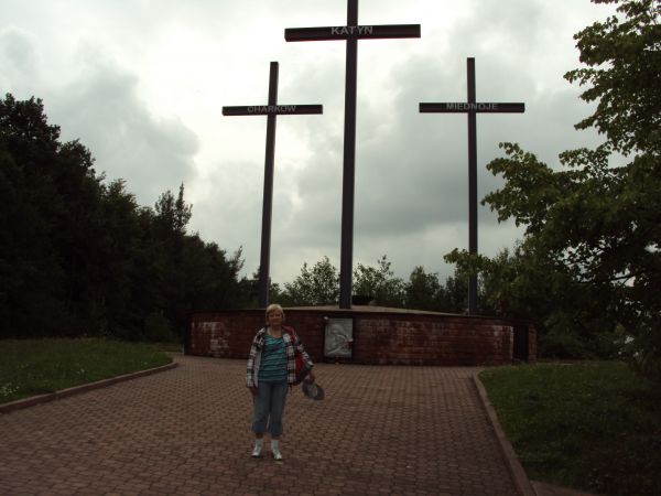 Krzyże Katyńskie - obok gościńca na Święty Krzyż - prowadzącego.
